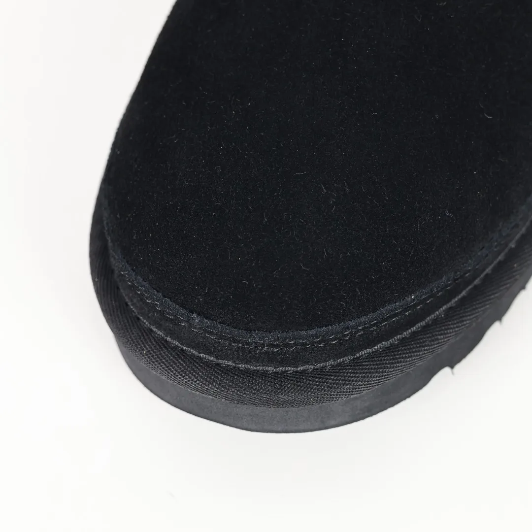 Pick up locally 💰640 Core recommendation with good price It is a very suitable choice for home furnishings. In the new year, uug launched a series of styles, which are partial to the preferences of young consumers and have also moved to the forefront of fashion trends. Shoe body material: water-repellent coated suede upper, 17 mm UGGPURE™ implantable wool insole, lightweight non-slip and comfortable rubber outsole, with brand LOGO and trademark, with full packaging Size: 39 40 41 42 43 44